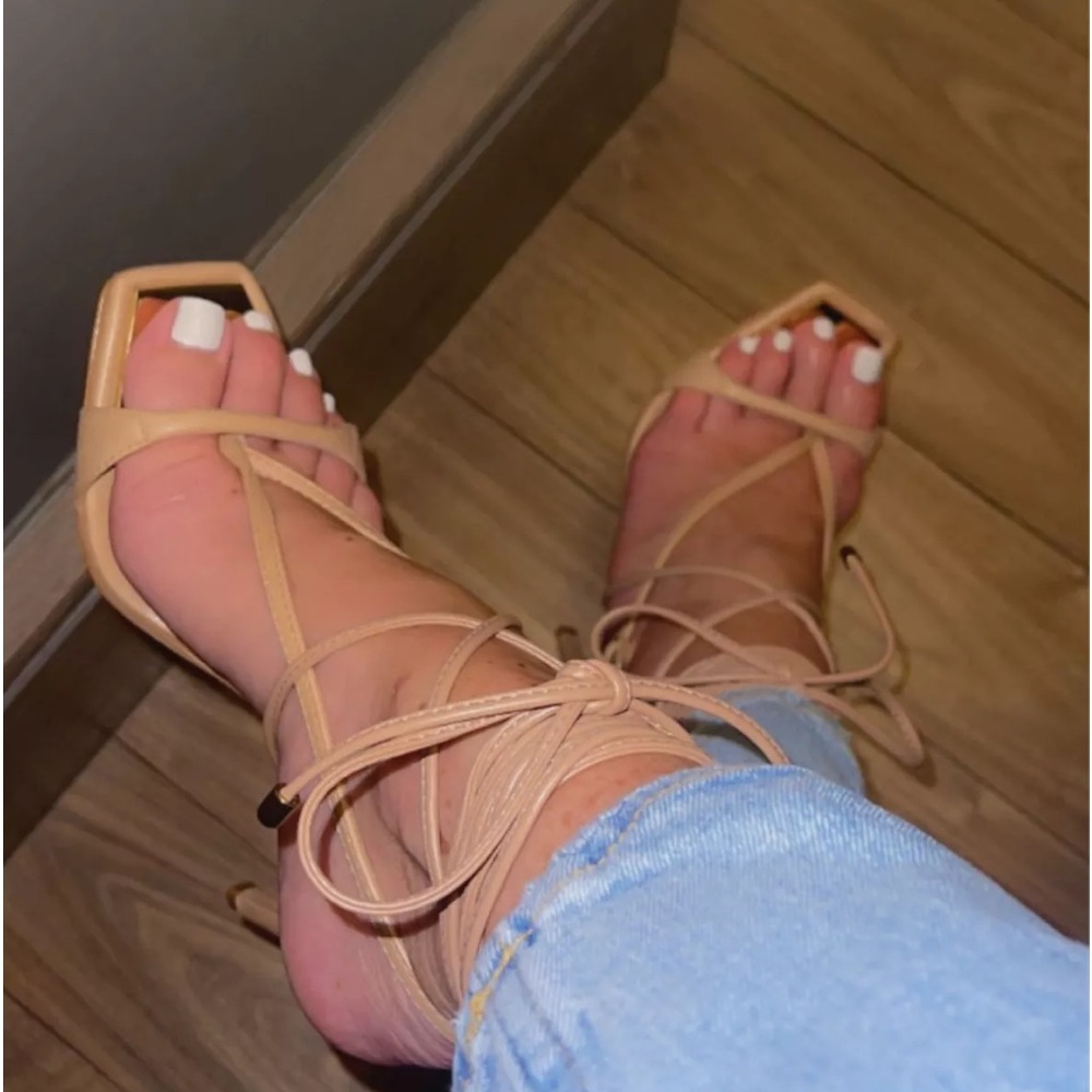Schutz-Vikki Sandal 8.5 biege w/shoe bag & box. Comfy but I need bigger size.